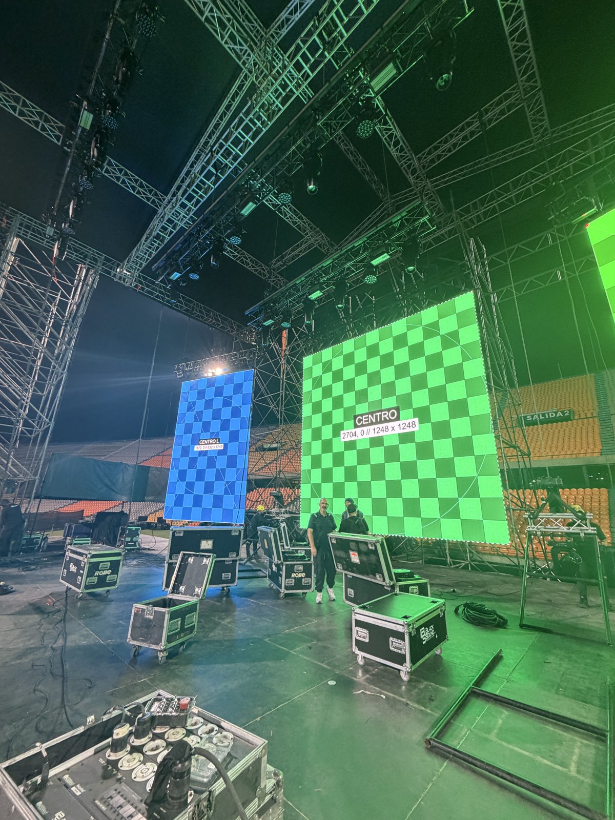 Preparación de pantallas e iluminación en un escenario