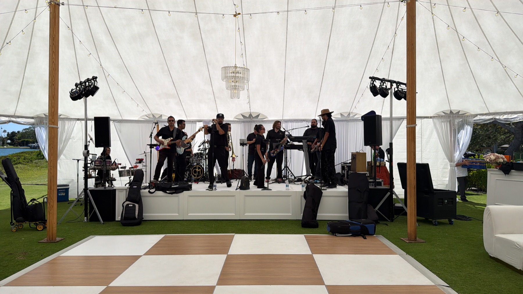 Montaje de audio e iluminación para una banda en un evento al aire libre